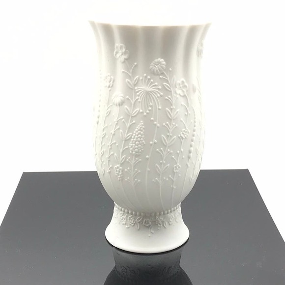 Vintage AK Kaiser Manfred Frey Fluted Scalloped Rim Porcelain Vase WGermany #676 - Picture 1 of 8